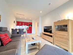 Fernseher, Bücher, Stereoanlage