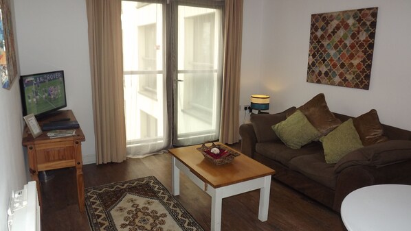 Apartemen, 1 kamar tidur | Ruang keluarga | TV layar datar