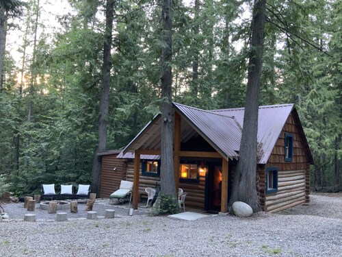 Stylish Cabin in 12 Acres of Private Forest