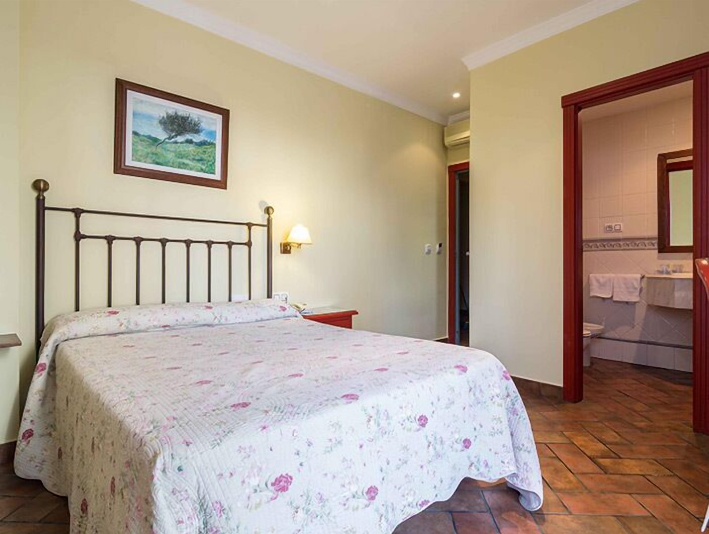 double or twin room | desk, cots/infant beds, free wifi, bed sheets