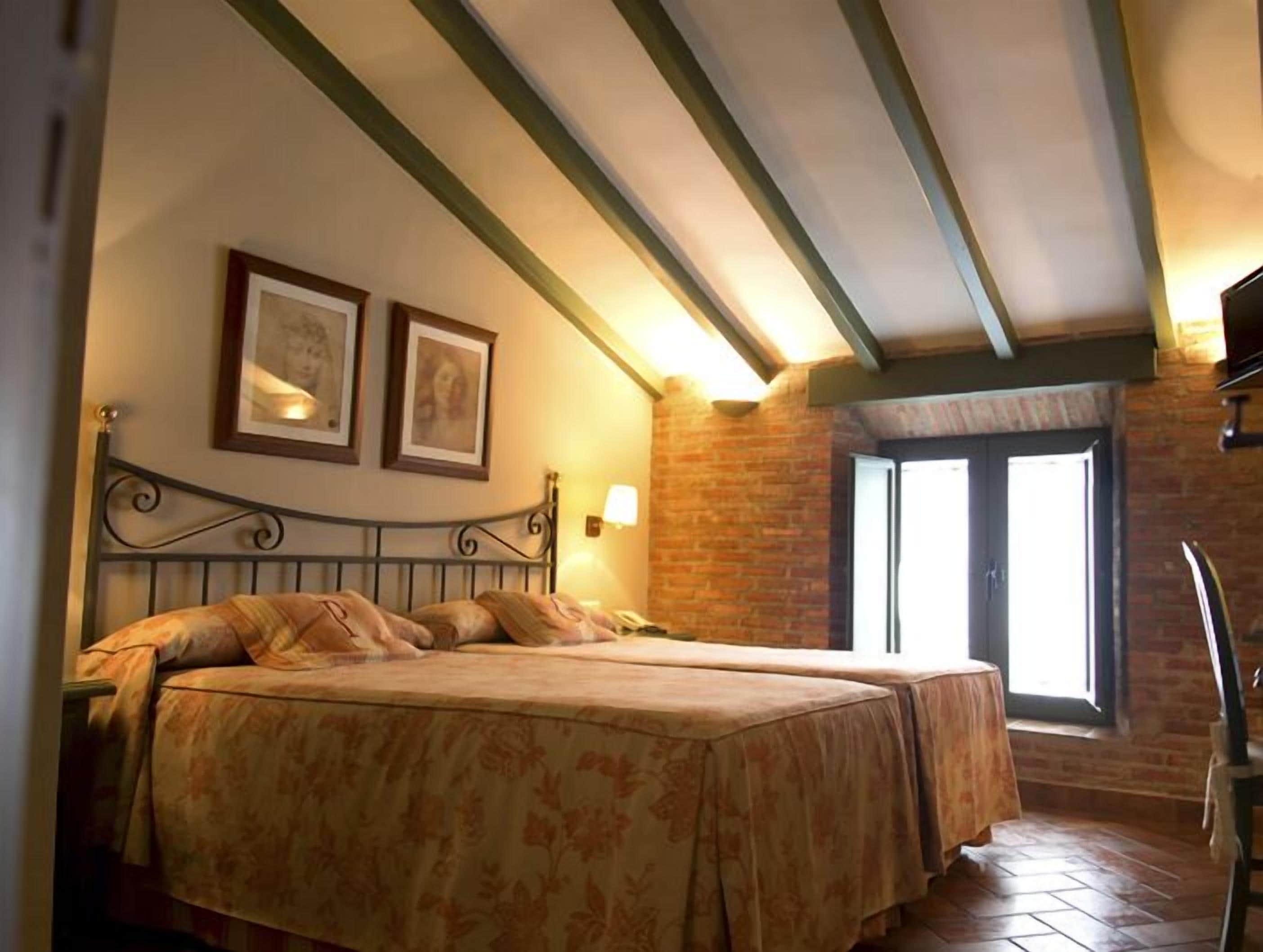 Escritorio, cunas, wifi gratis y ropa de cama 