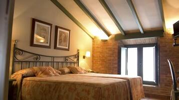 Triple Room | Desk, cribs/infant beds, free WiFi, bed sheets