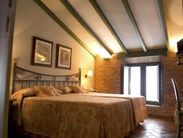 Habitación triple | Escritorio, cunas (de pago), wifi gratis y ropa de cama