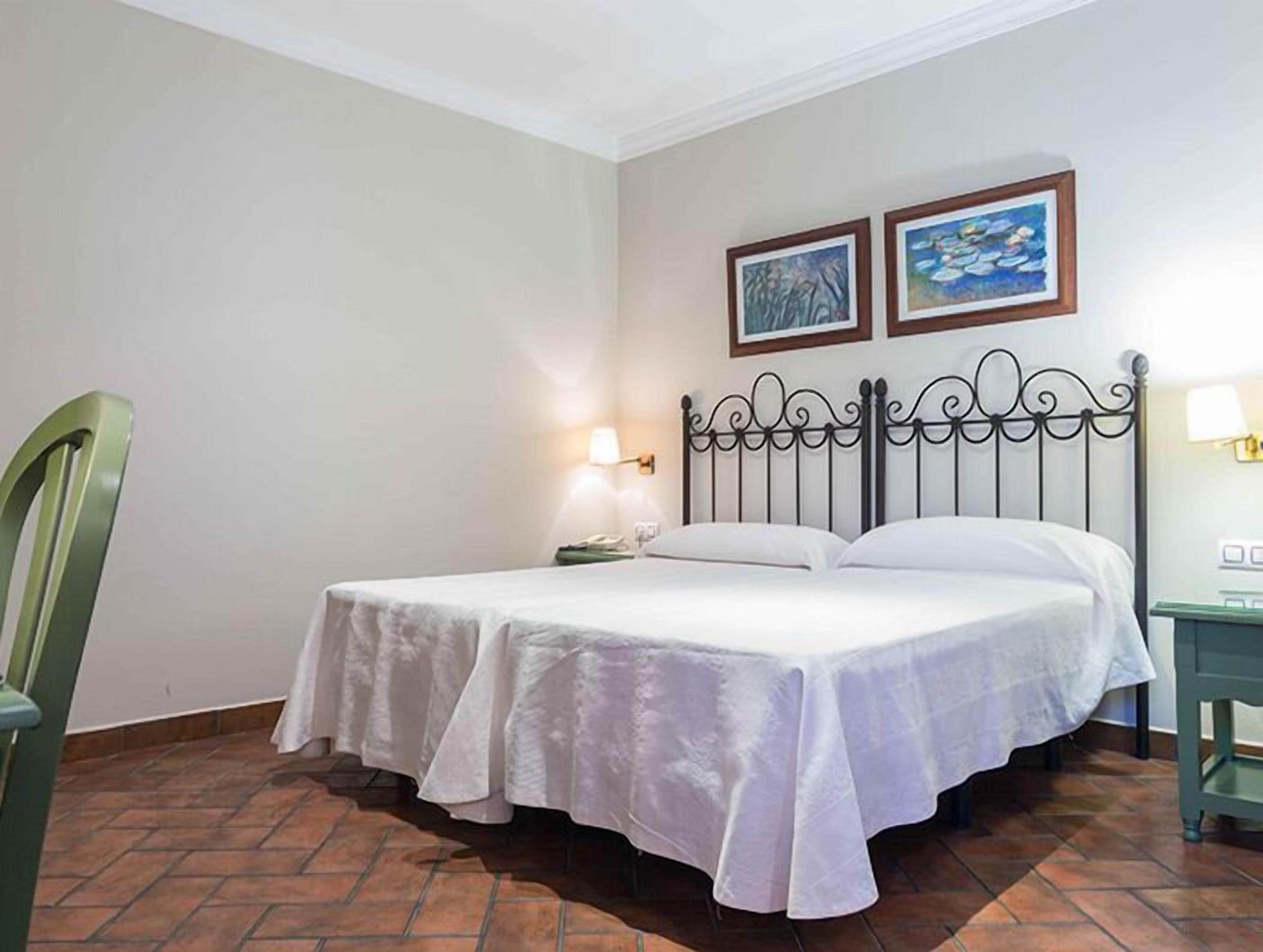 triple room | desk, cots/infant beds, free wifi, bed sheets