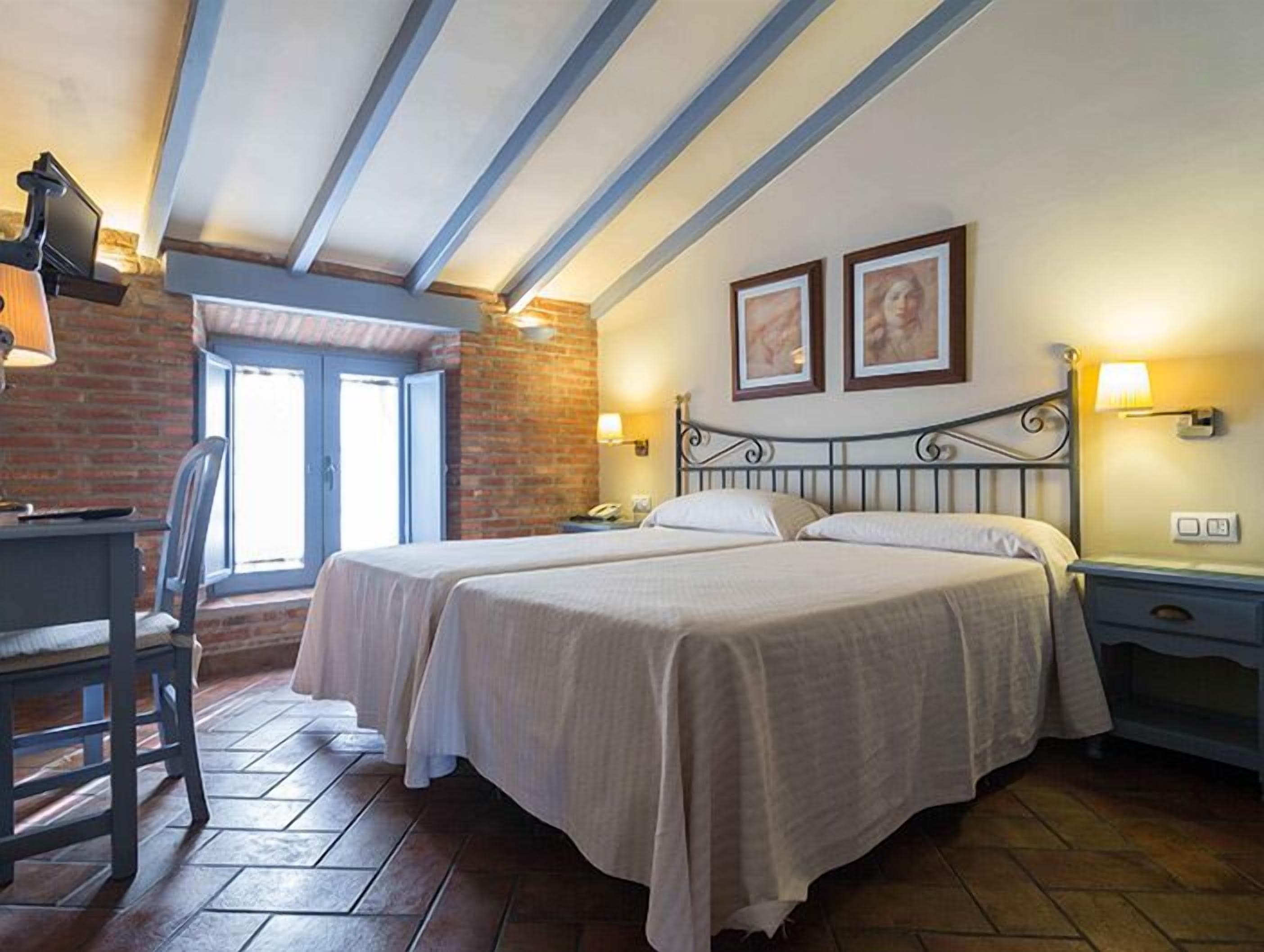 triple room | desk, cots/infant beds, free wifi, bed sheets