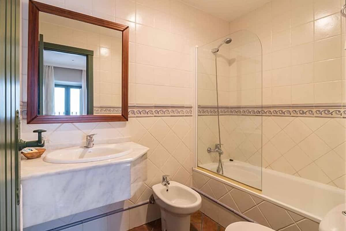 triple room | bathroom | bathtub, free toiletries, hair dryer, bidet