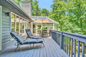 Terrace/patio - Hidden Gem- Private pool or sandy beach incline into the lake- Choose your favorite- Home sleeps 6 and allows a dog (Huddleston)