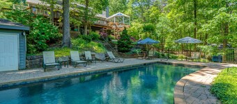 Hidden Gem- Private pool or sandy beach incline into the lake- Choose your favorite- Home sleeps 6 and allows a dog