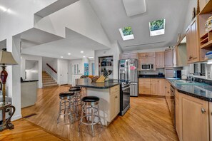 Frigorífic, microones, forn i placa de cuina