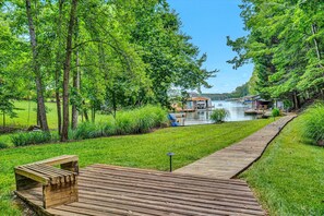 Property grounds - Hidden Gem- Private pool or sandy beach incline into the lake- Choose your favorite- Home sleeps 6 and allows a dog (Huddleston)