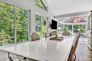 Dining - Hidden Gem- Private pool or sandy beach incline into the lake- Choose your favorite- Home sleeps 6 and allows a dog (Huddleston)