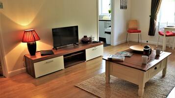 Departamento, 1 habitación | Área de sala de estar | Televisión de pantalla plana