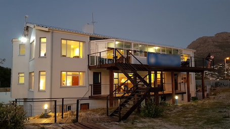 Fachada de la propiedad por la tarde o noche