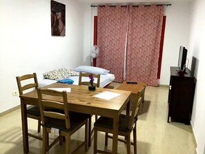 2 bedrooms, WiFi - Between Sea and Mountain, Wifi & Parking (Breña Baja)