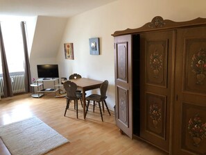 Habitación familiar (Superior) | Área de sala de estar | Televisión de pantalla plana 