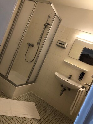 Regadera, amenidades de baño gratuitas, secadora de cabello, toallas 