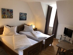 Ropa de cama hipoalergénica y tabla de planchar con plancha 