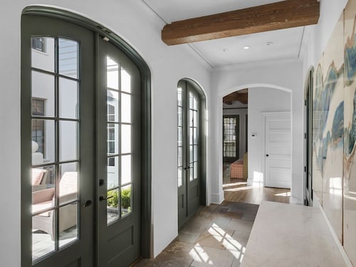 PRIVATE BEACH/POOL ACCESS-Minutes to the Beach/Rents as  4 bedroom- 4 Bikes