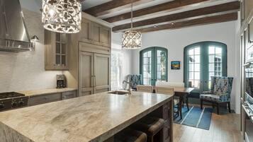 Geladeira, micro-ondas, fogão, cooktop