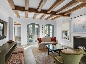 TV, offices - PRIVATE BEACH/POOL ACCESS-Minutes to the Beach/Rents as  4 bedroom- 4 Bikes (Rosemary Beach)