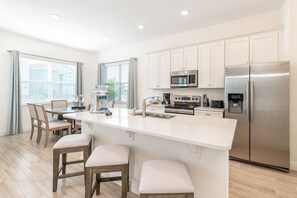 Refrigerador, horno, placa de cocina, lavavajillas