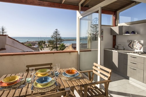 Marina Domus 82 Mansarda, 50 meters from the beach