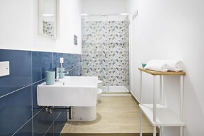 Douche, sèche-cheveux, bidet, serviettes fournies
