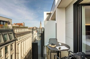 Muebles diferentes, escritorio y espacio para trabajar con laptop 