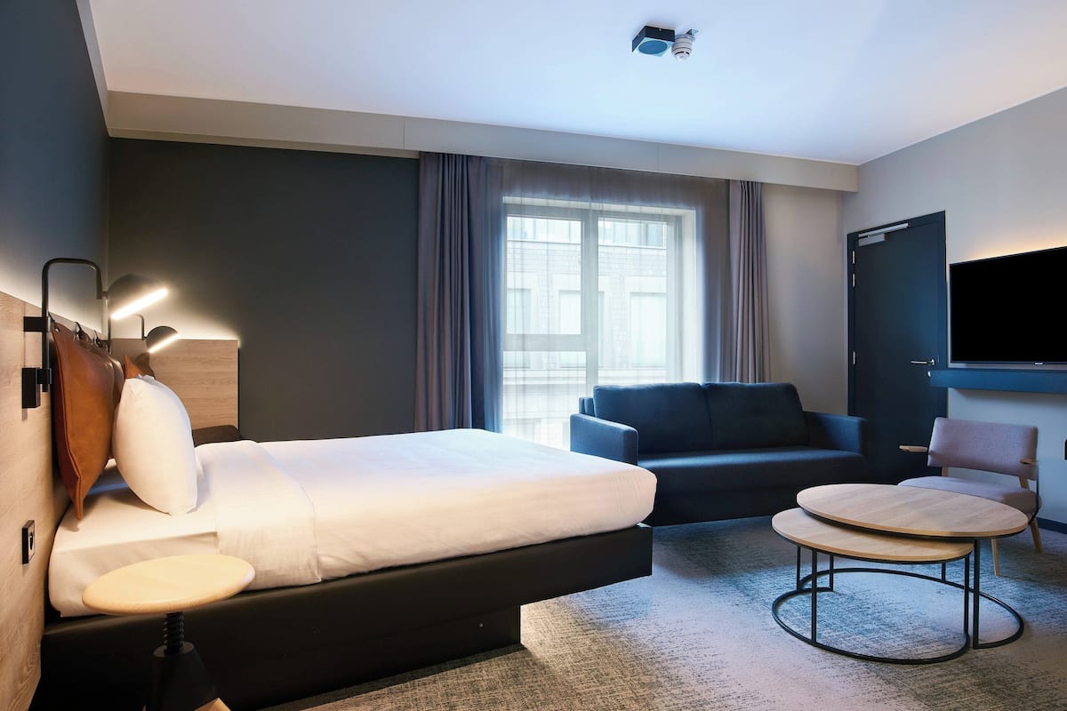 Familiekamer, 1 queensize bed met slaapbank, niet-roken | Individueel gemeubileerd, een bureau, een laptopwerkplek