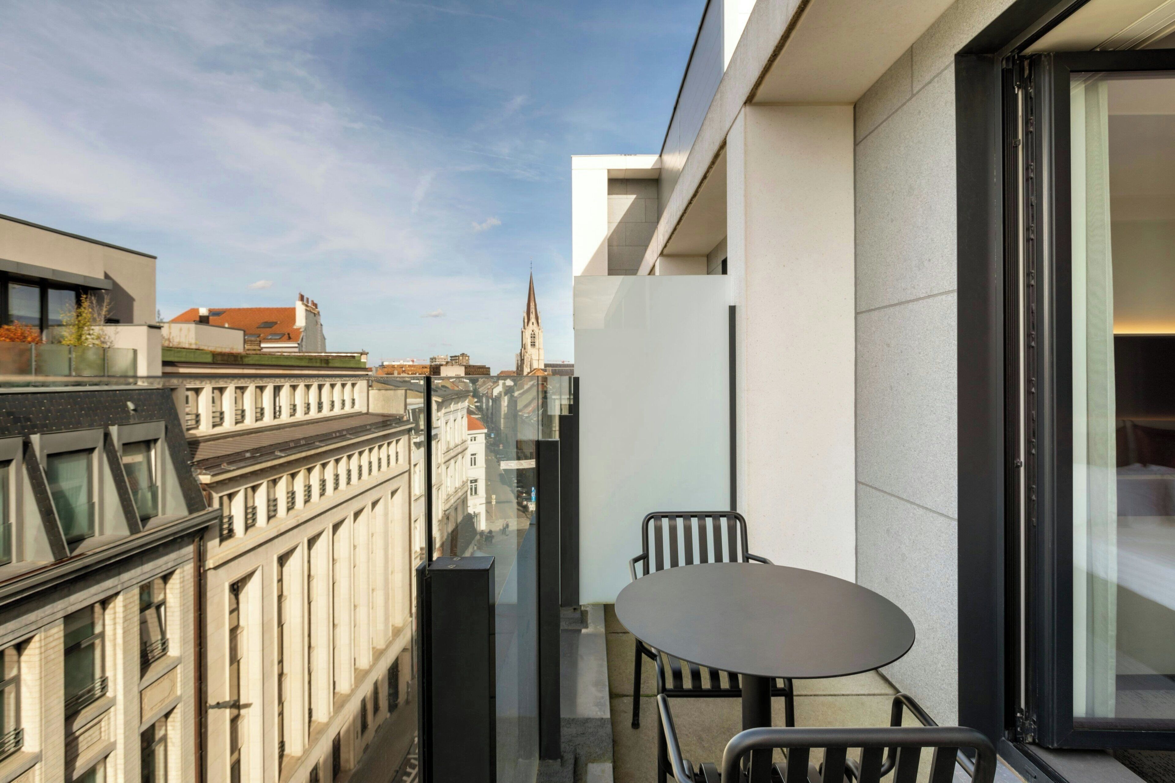 ルーム クイーンベッド 1 台 バルコニー | 客室ごとに異なるインテリア、デスク、ノートパソコン用作業スペース、ベビーベッド (無料)