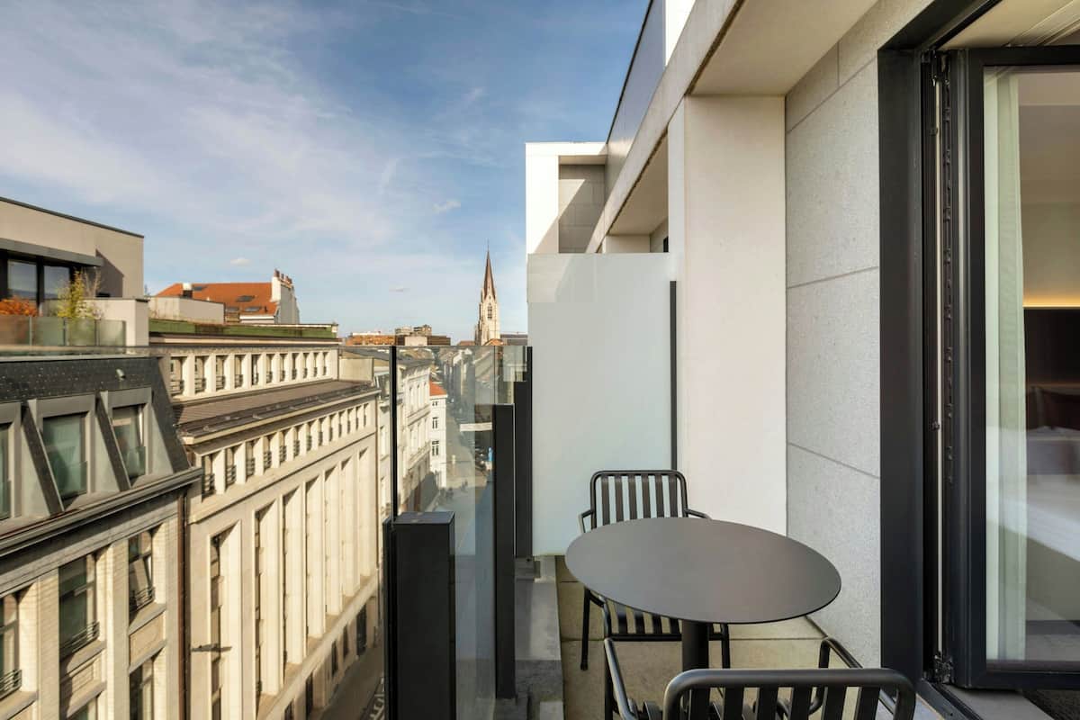 ルーム クイーンベッド 1 台 バルコニー | 客室ごとに異なるインテリア、デスク、ノートパソコン用作業スペース、ベビーベッド (無料)