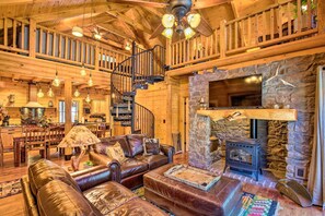 TV, video games, DVD player, books - Luxury Mountain Cabin w/ Furnished Deck + Views! (Mount Lemmon)