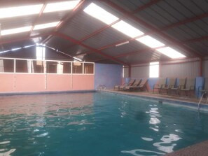 Una piscina cubierta, una piscina al aire libre de temporada