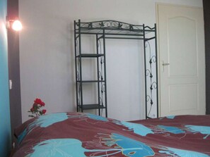 2 bedrooms, iron/ironing board, WiFi