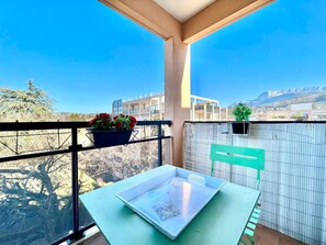 Outdoor dining - Stunning T2 with 60m² terrace and private parking in Annecy (Annecy)