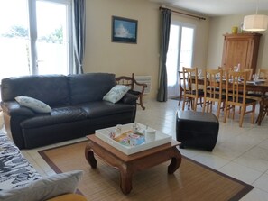 Living area - Charming 4-Bedroom Villa with Terrace, Near Beach, Sleeps 8, WiFi, Pet-Friendly (Bretignolles-sur-Mer)
