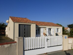 Exterior - Charming 4-Bedroom Villa with Terrace, Near Beach, Sleeps 8, WiFi, Pet-Friendly (Bretignolles-sur-Mer)