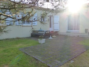 Outdoor dining - Charming 4-Bedroom Villa with Terrace, Near Beach, Sleeps 8, WiFi, Pet-Friendly (Bretignolles-sur-Mer)