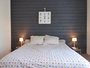 Room - Charming 4-Bedroom Villa with Terrace, Near Beach, Sleeps 8, WiFi, Pet-Friendly (Bretignolles-sur-Mer)