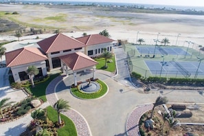 Sport court - Modern 2-Bedroom Home with Pools in Noord (Noord)