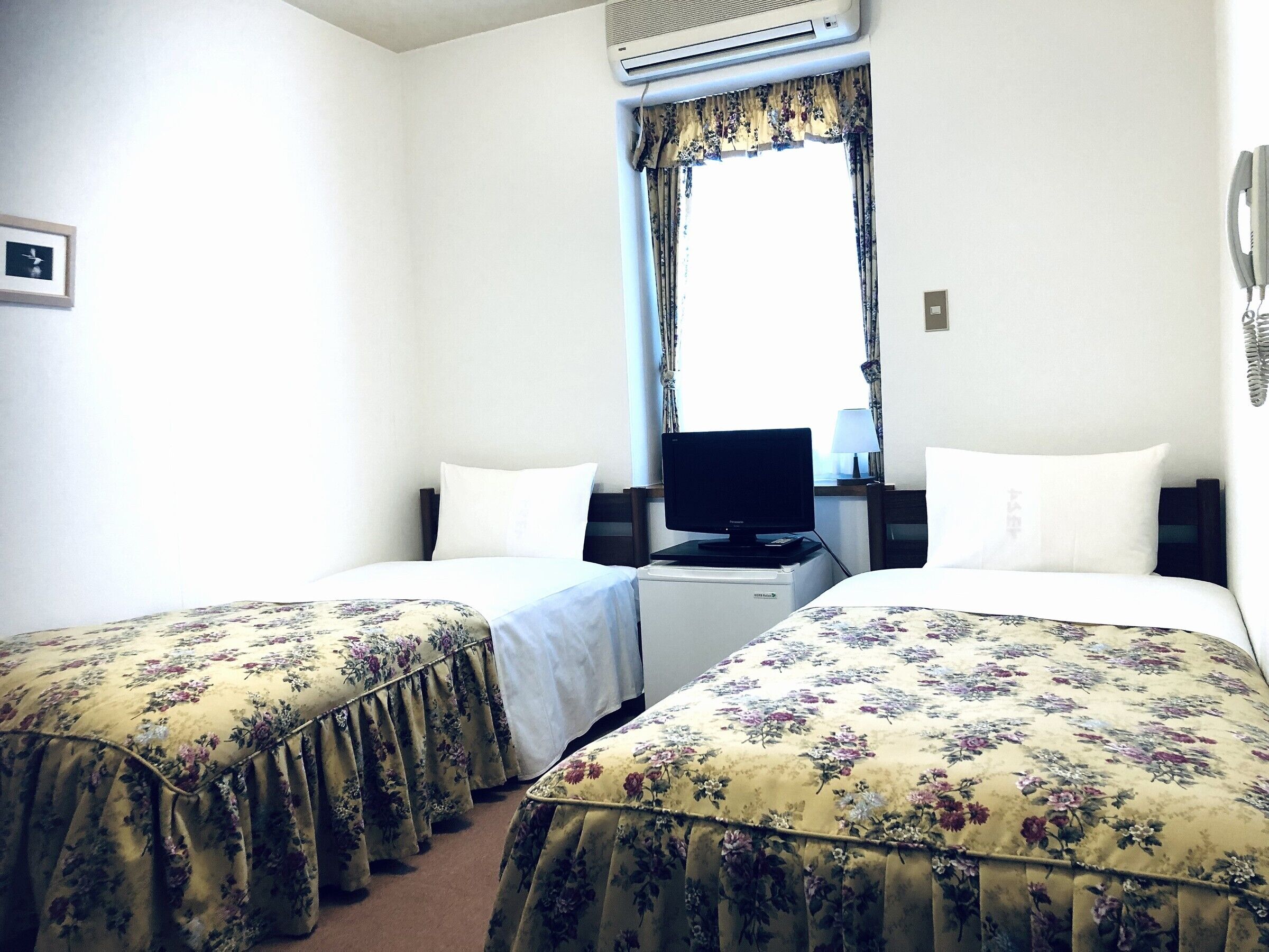 standard compact twin room non smoking 104 | free wifi, bed sheets