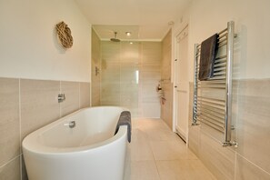 Combined shower/bathtub, free toiletries, slippers