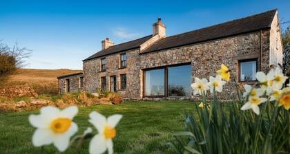 Pencaegarw - Magnifiquement rénové et unique ferme galloise isolée de 250 ans perchée sur un m