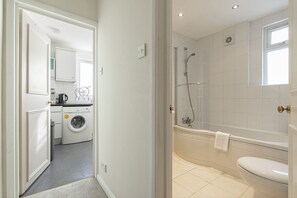 Combined shower/bathtub, hair dryer, towels - Charming flat in West Brompton (London)