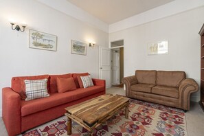 TV, fireplace, offices - Charming flat in West Brompton (London)