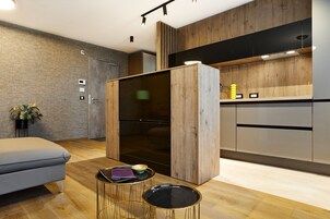 Una Smart TV, suelo radiante, una oficina