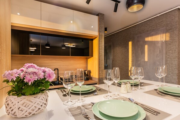 Căn hộ Executive | Bếp riêng | Tủ lạnh, lò vi sóng, bếp nấu, dụng cụ pha espresso 