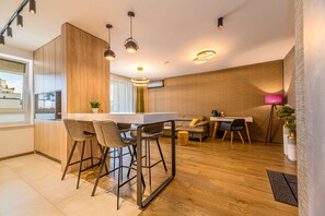 Apartamento superior | Zona de estar | Televisión de pantalla plana de 120 pulgadas con canales por cable