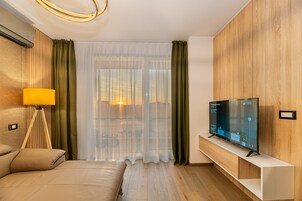 Apartamento ejecutivo | Zona de estar | Una Smart TV, suelo radiante, una oficina