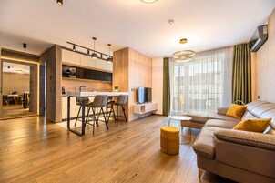 Apartamento superior | Zona de estar | Una Smart TV, suelo radiante, una oficina